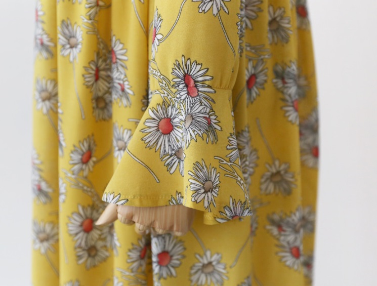 New Women Dress Feminine Lovely Horn Sleeves Flowe