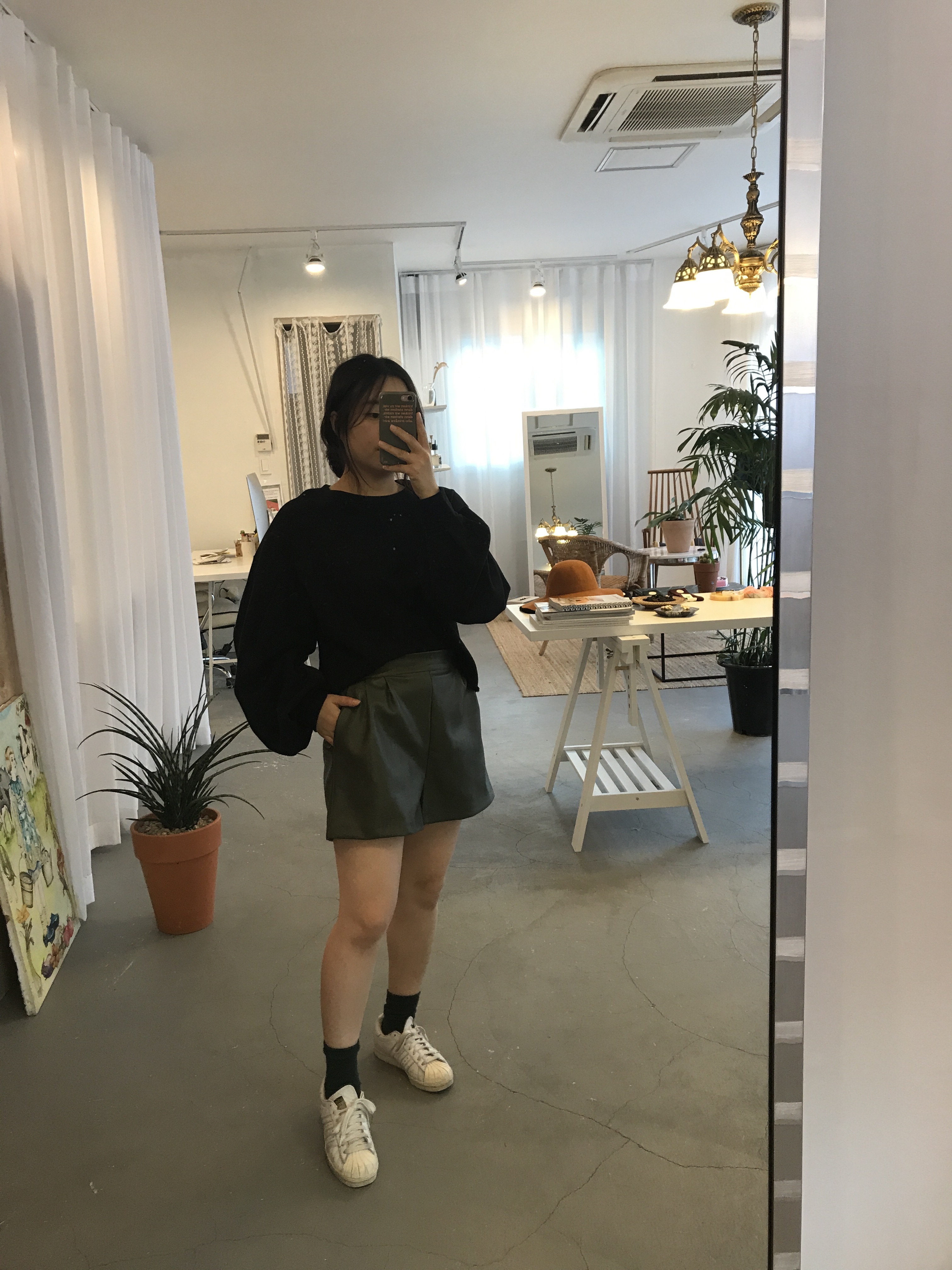 Women Short Pants A slim line A-line leather short