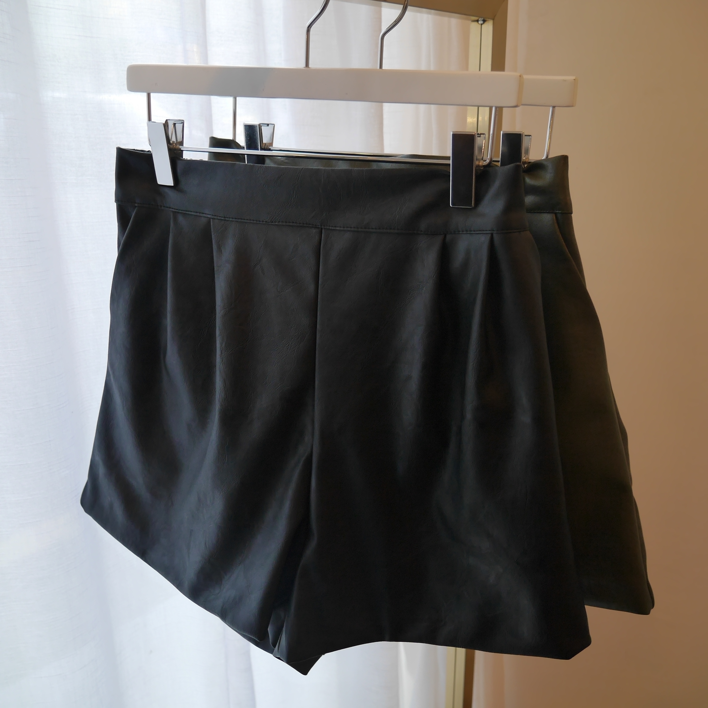 Women Short Pants A slim line A-line leather short