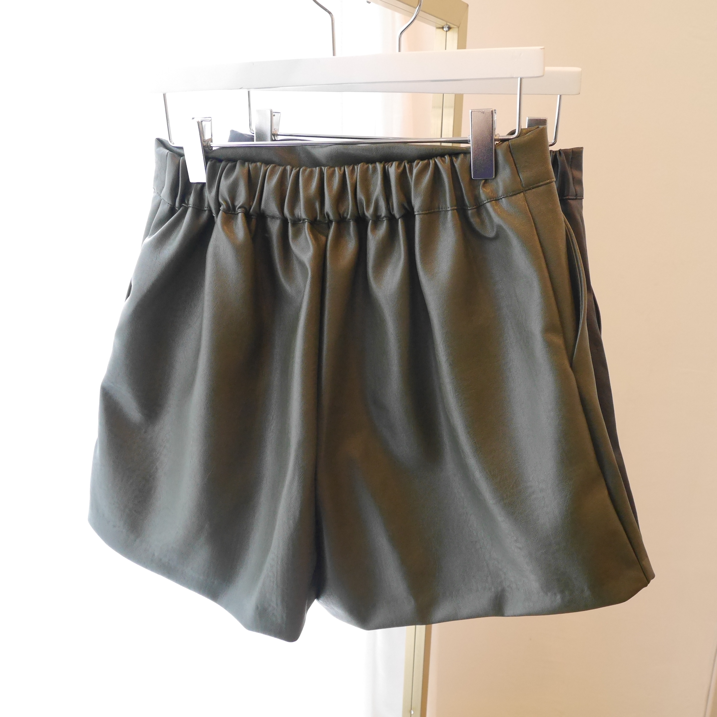 Women Short Pants A slim line A-line leather short