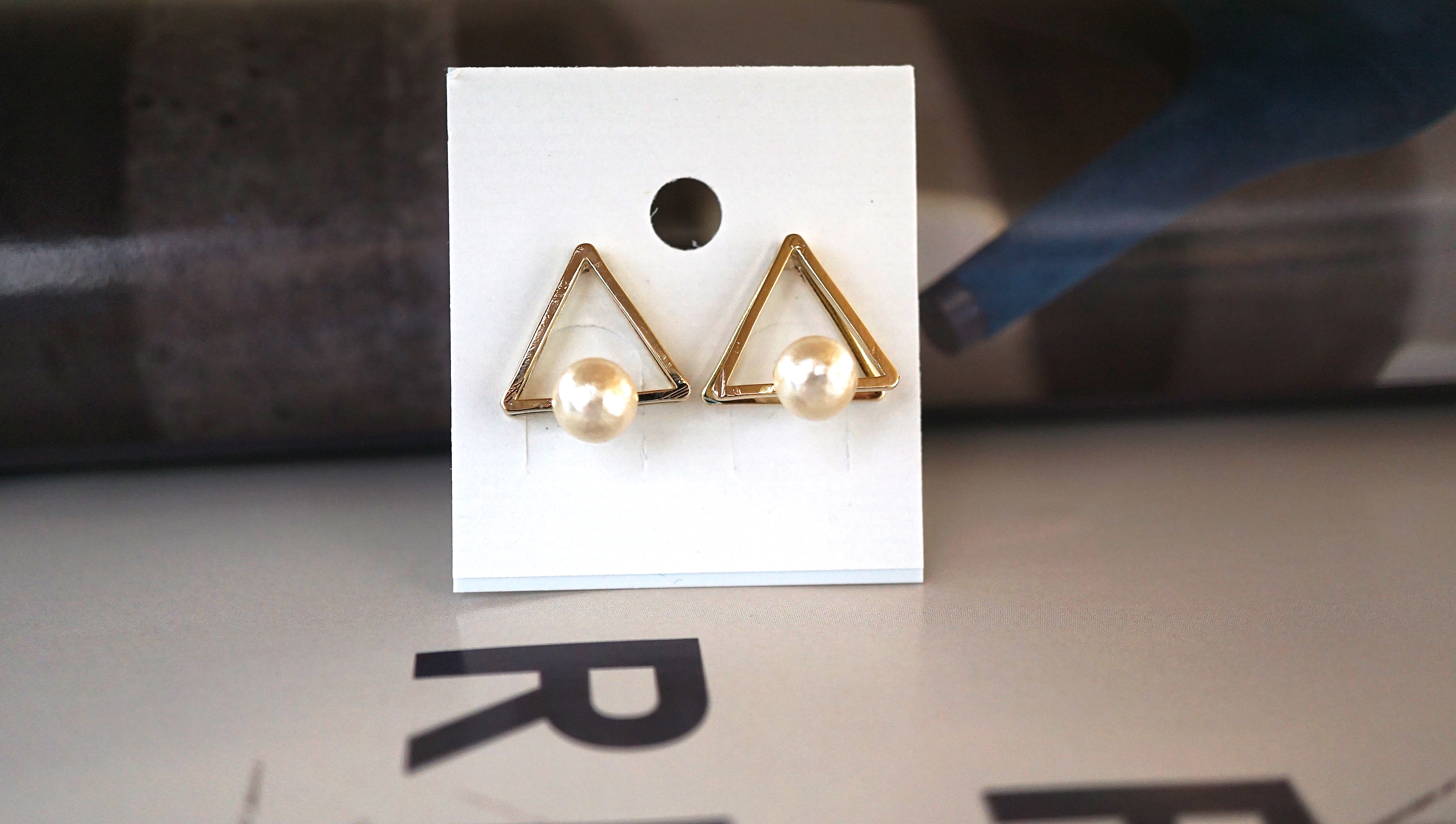 Daily 2F Triangular Cotton Pearl Earring Minimalis