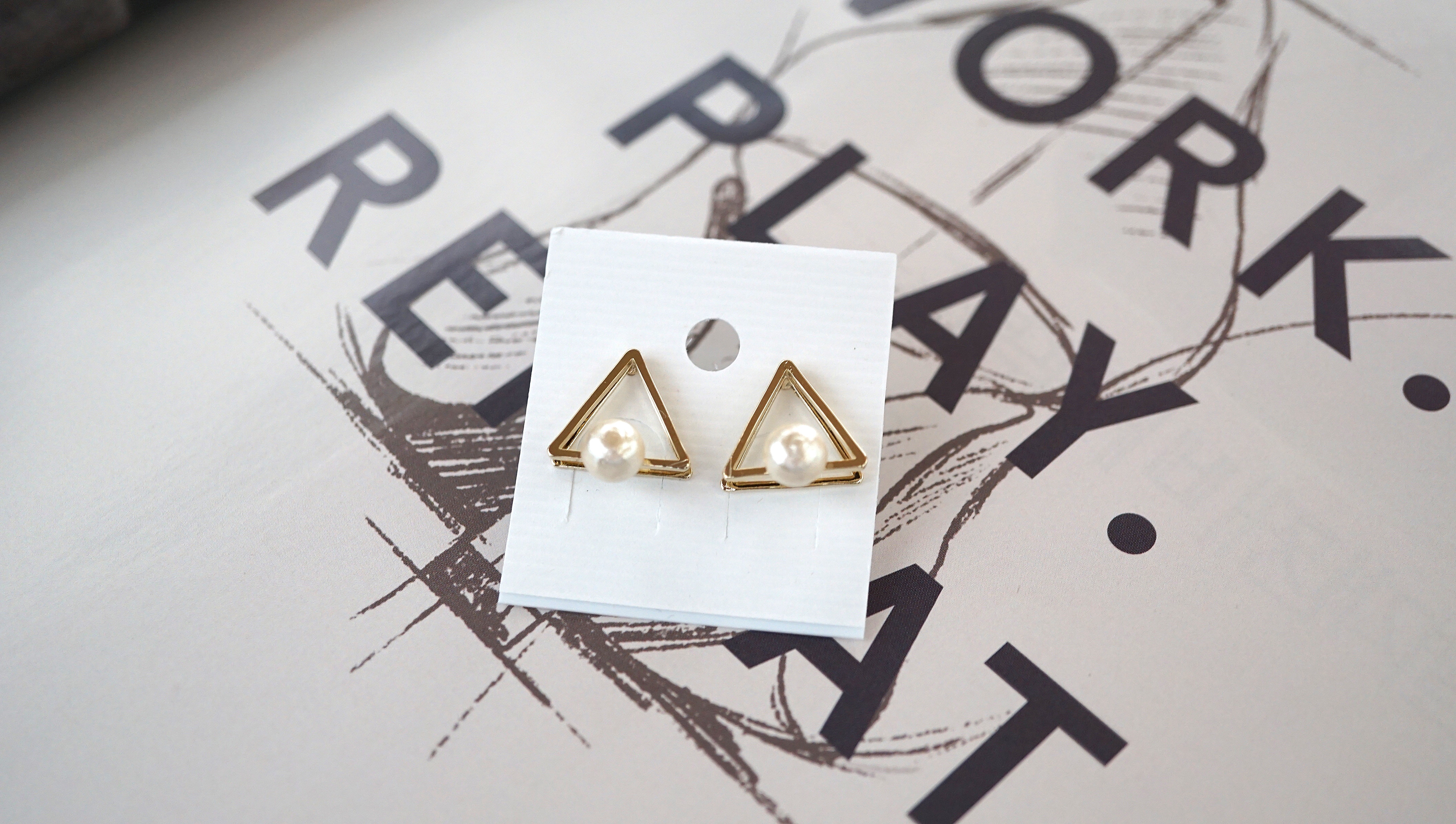 Daily 2F Triangular Cotton Pearl Earring Minimalis