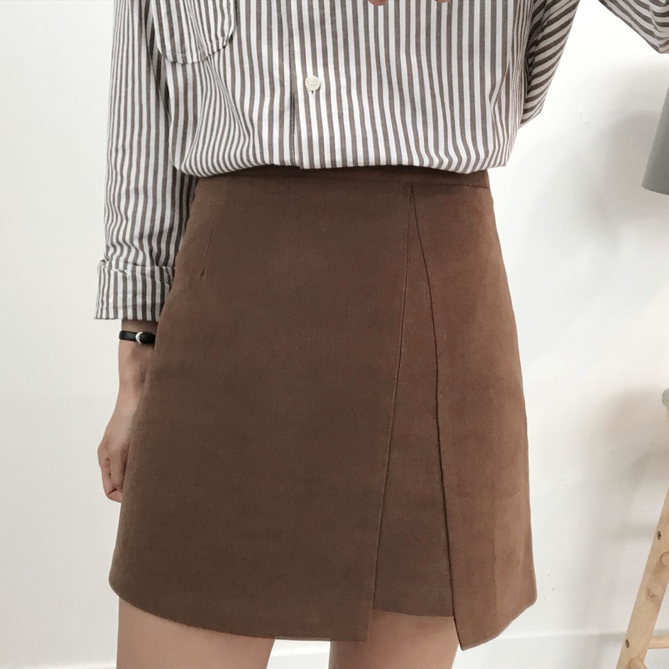 A line fall skirt Brown, black incision 44