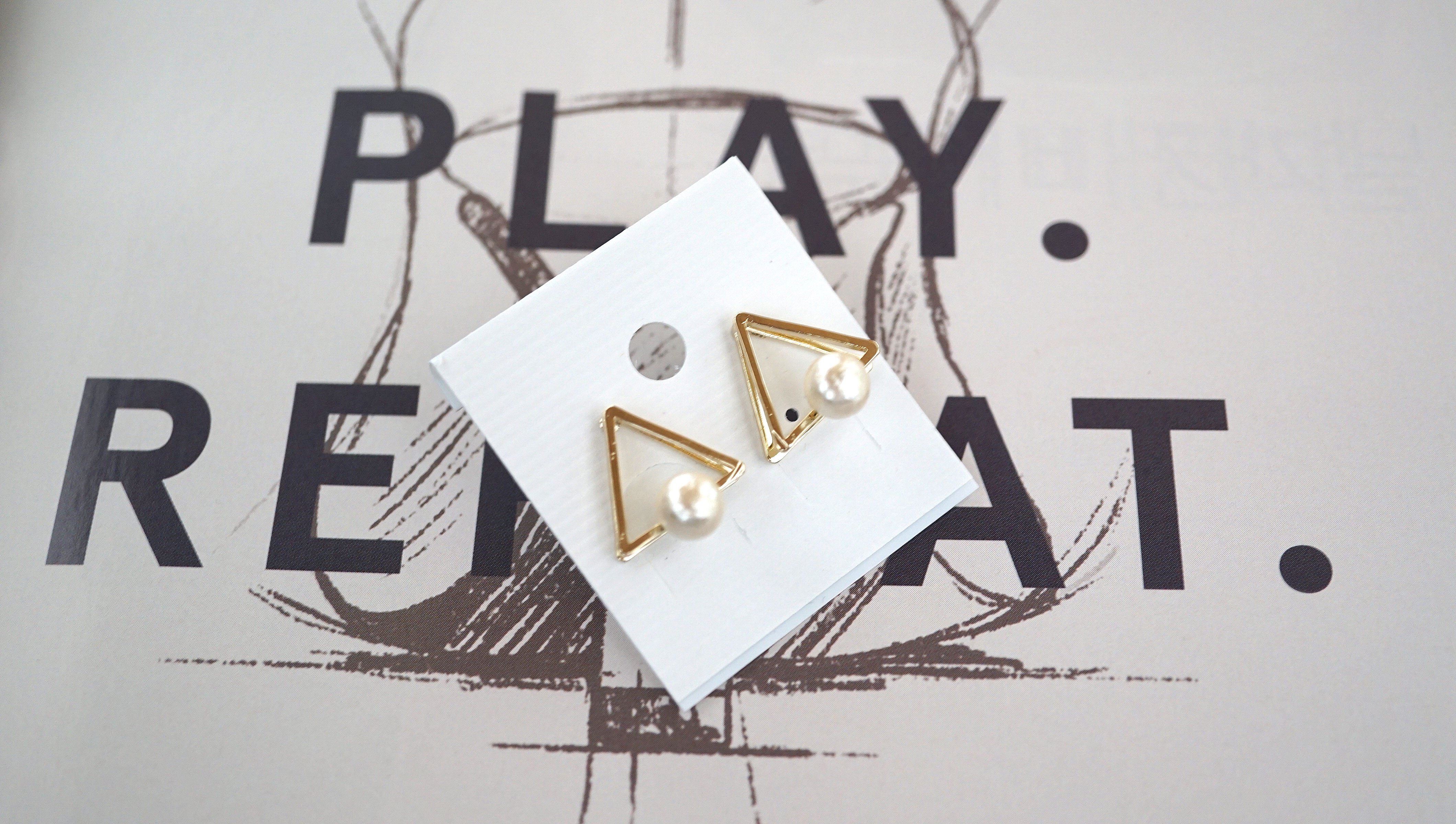 Daily 2F Triangular Cotton Pearl Earring Minimalis