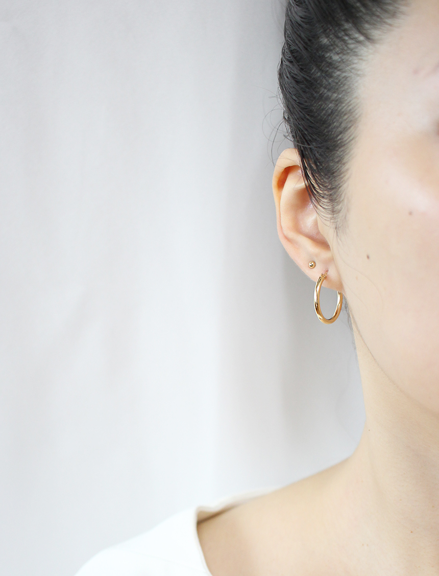 14k Bold One-touch Earrings Women in their 20s Sim