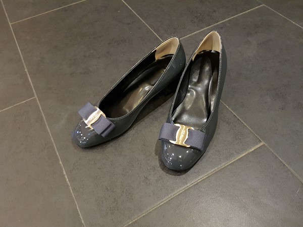 Classic Ribbon Decor Enamel Office Shoe Middle Hee