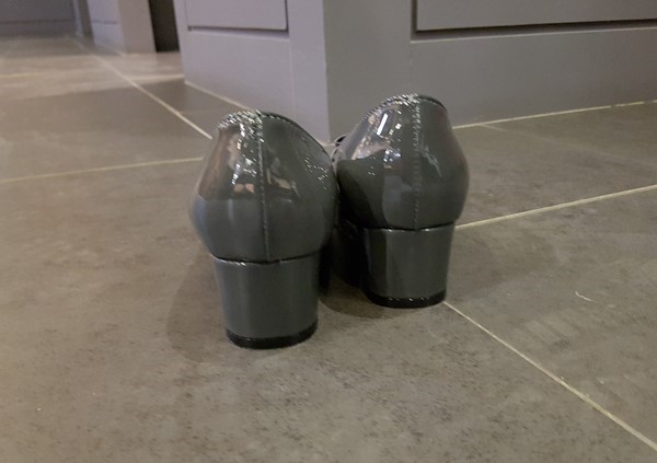 Classic Ribbon Decor Enamel Office Shoe Middle Hee