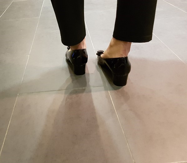 Classic Ribbon Decor Enamel Office Shoe Middle Hee