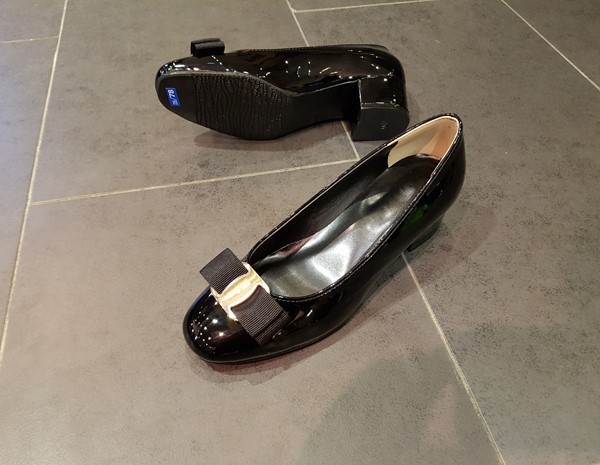Classic Ribbon Decor Enamel Office Shoe Middle Hee