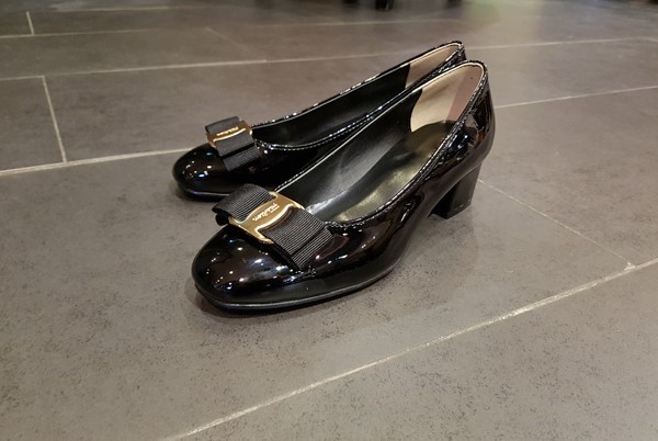 Classic Ribbon Decor Enamel Office Shoe Middle Hee