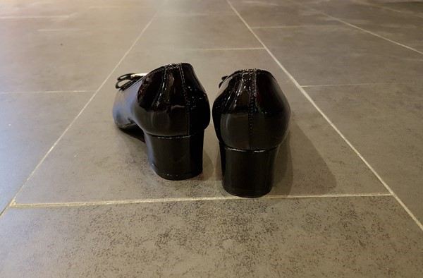 Classic Ribbon Decor Enamel Office Shoe Middle Hee