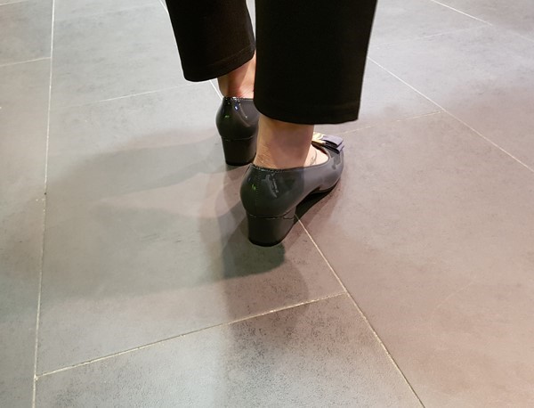 Classic Ribbon Decor Enamel Office Shoe Middle Hee