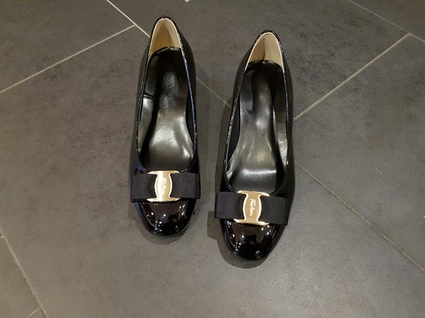 Classic Ribbon Decor Enamel Office Shoe Middle Hee