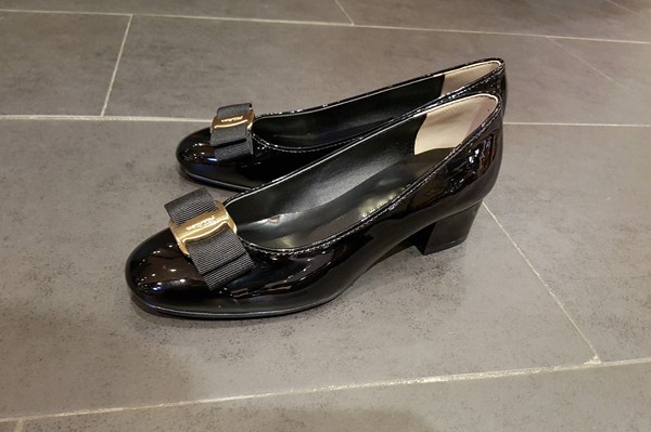 Classic Ribbon Decor Enamel Office Shoe Middle Hee