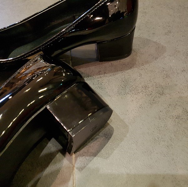 Classic Ribbon Decor Enamel Office Shoe Middle Hee