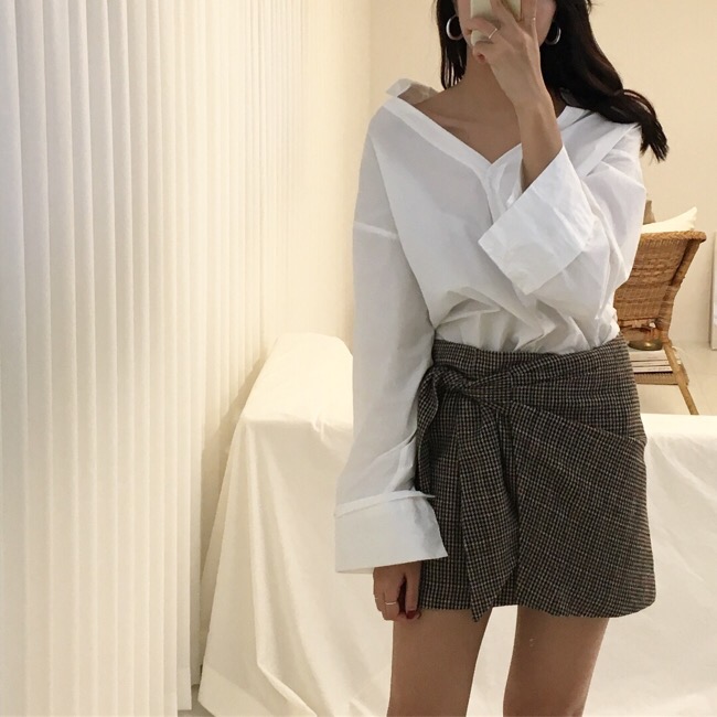 V-neck Collar White Shirt Feminine look Modern cla