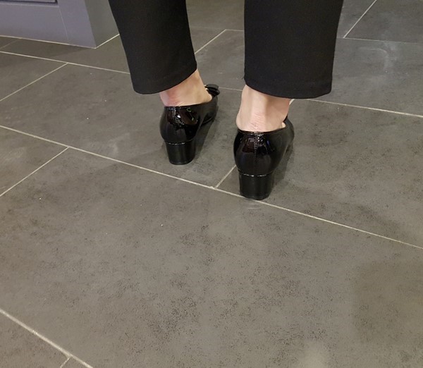 Classic Ribbon Decor Enamel Office Shoe Middle Hee