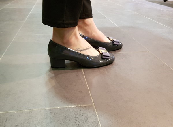 Classic Ribbon Decor Enamel Office Shoe Middle Hee