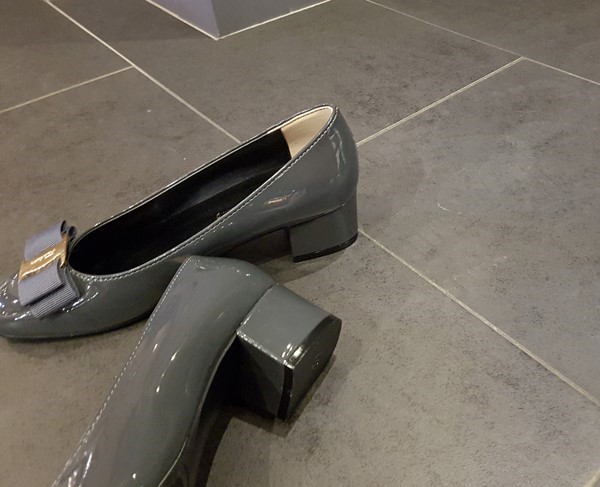 Classic Ribbon Decor Enamel Office Shoe Middle Hee