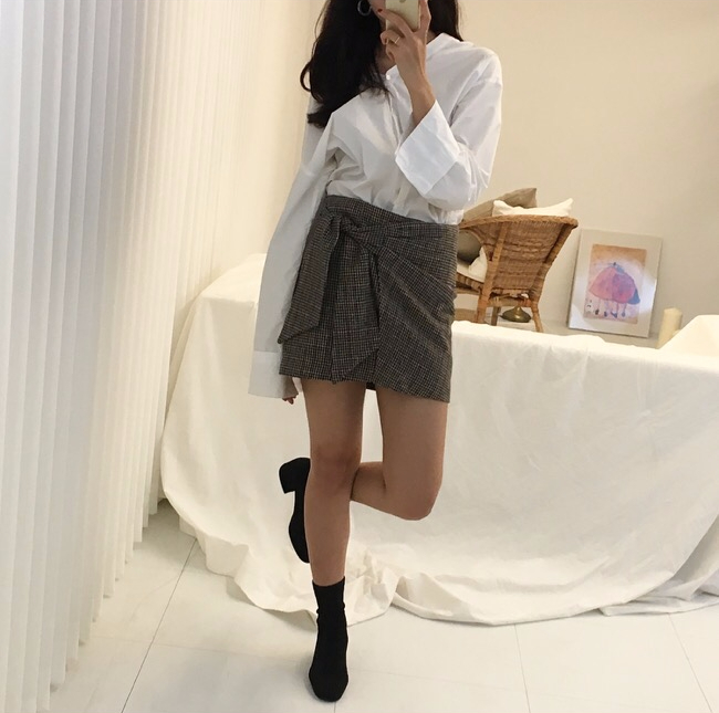 V-neck Collar White Shirt Feminine look Modern cla