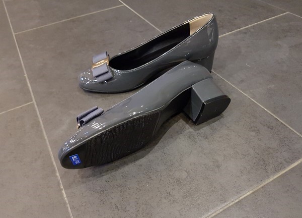 Classic Ribbon Decor Enamel Office Shoe Middle Hee