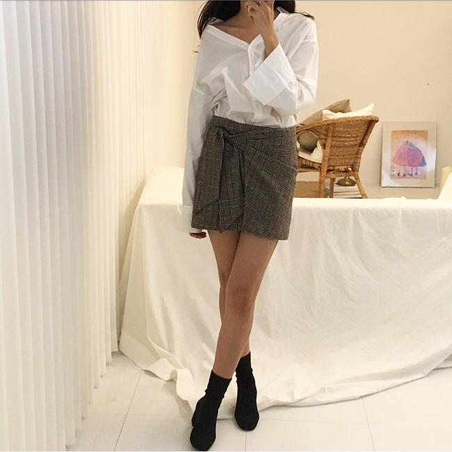 V-neck Collar White Shirt Feminine look Modern cla