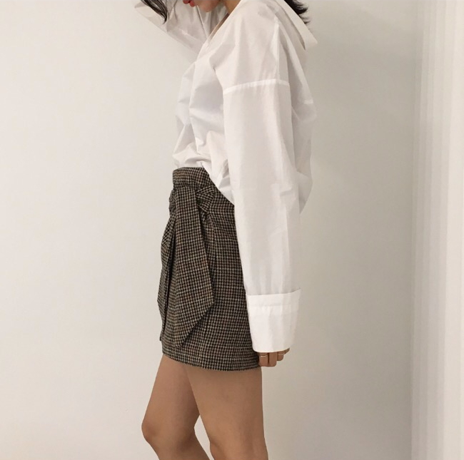 V-neck Collar White Shirt Feminine look Modern cla