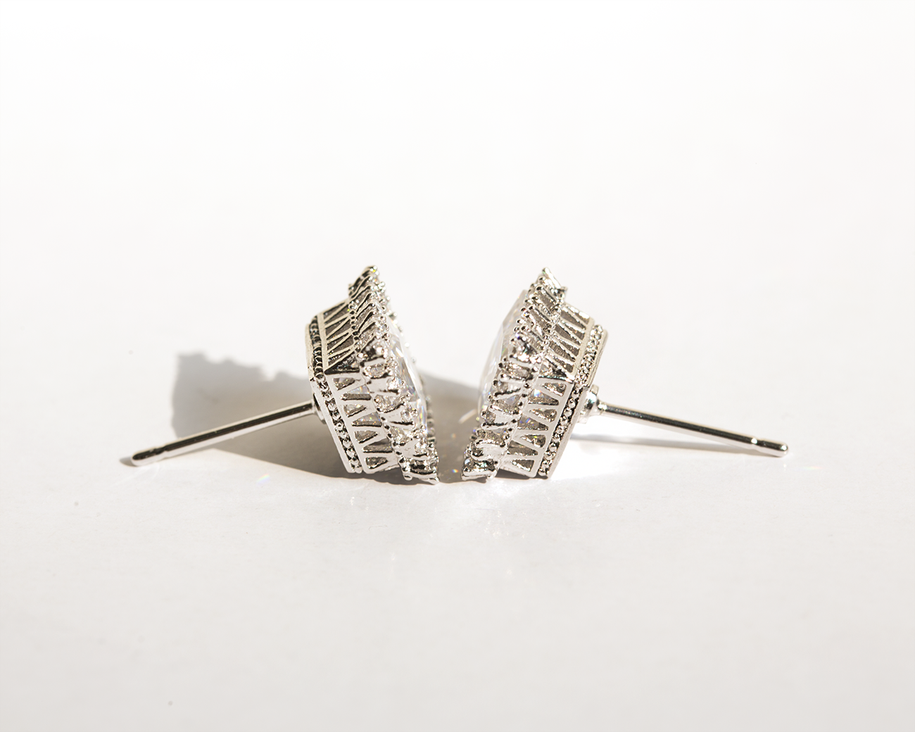 Estee Girl Crown Cubic carat earrings 20 passenger