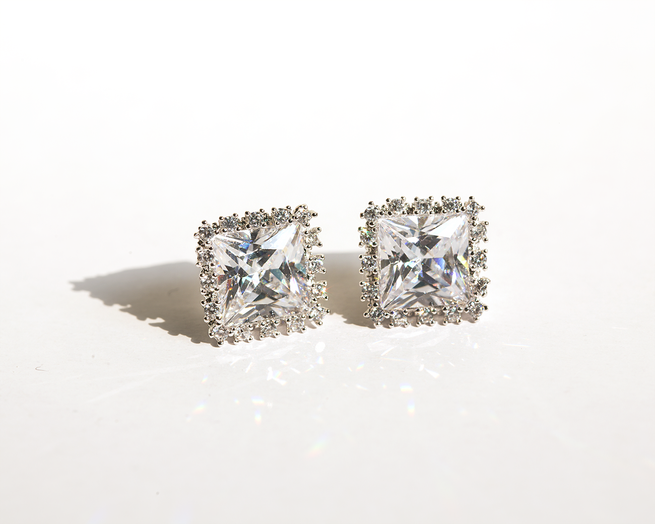 Estee Girl Crown Cubic carat earrings 20 passenger