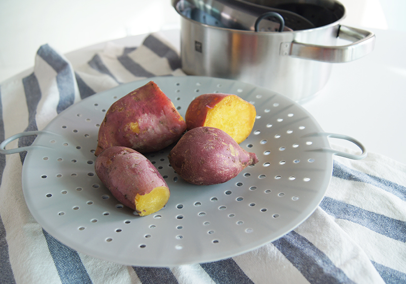 Soft silicone steamer design with a ribbon Ji Mala