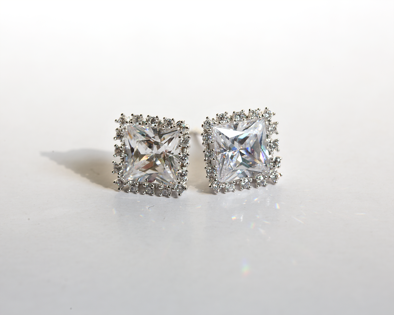 Estee Girl Crown Cubic carat earrings 20 passenger
