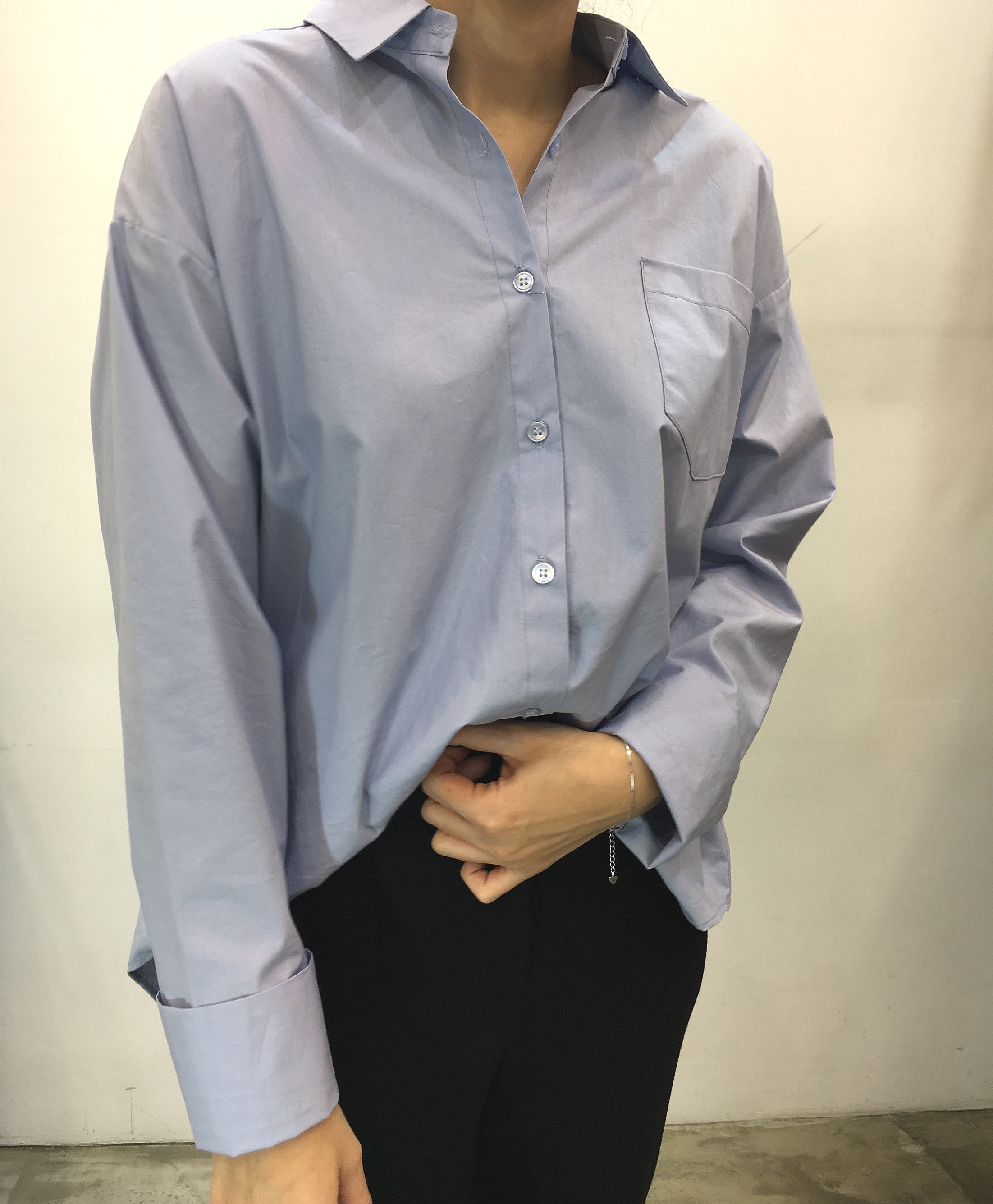 Loose-fitting shirt white, blue Southern girl over