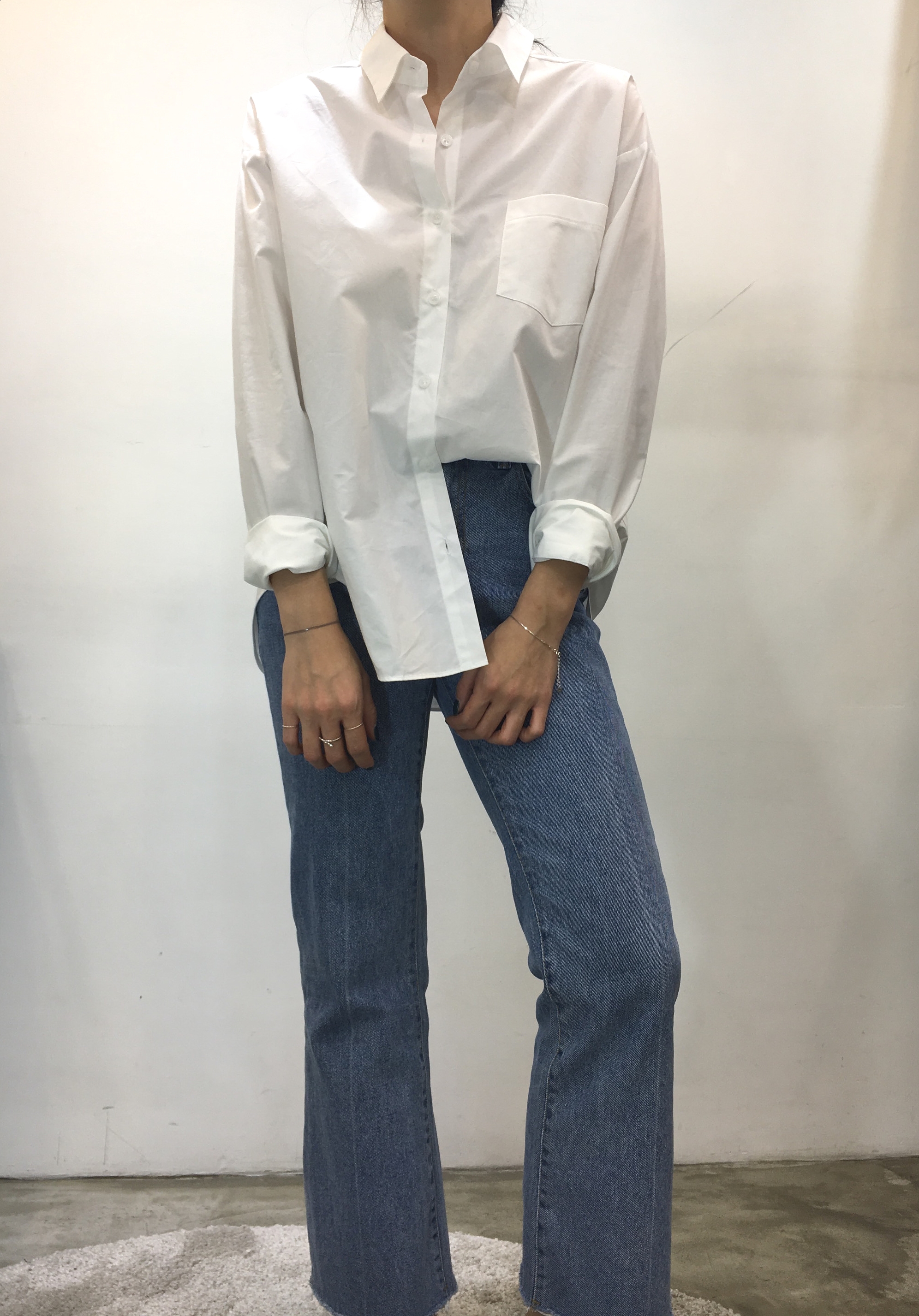 Loose-fitting shirt white, blue Southern girl over
