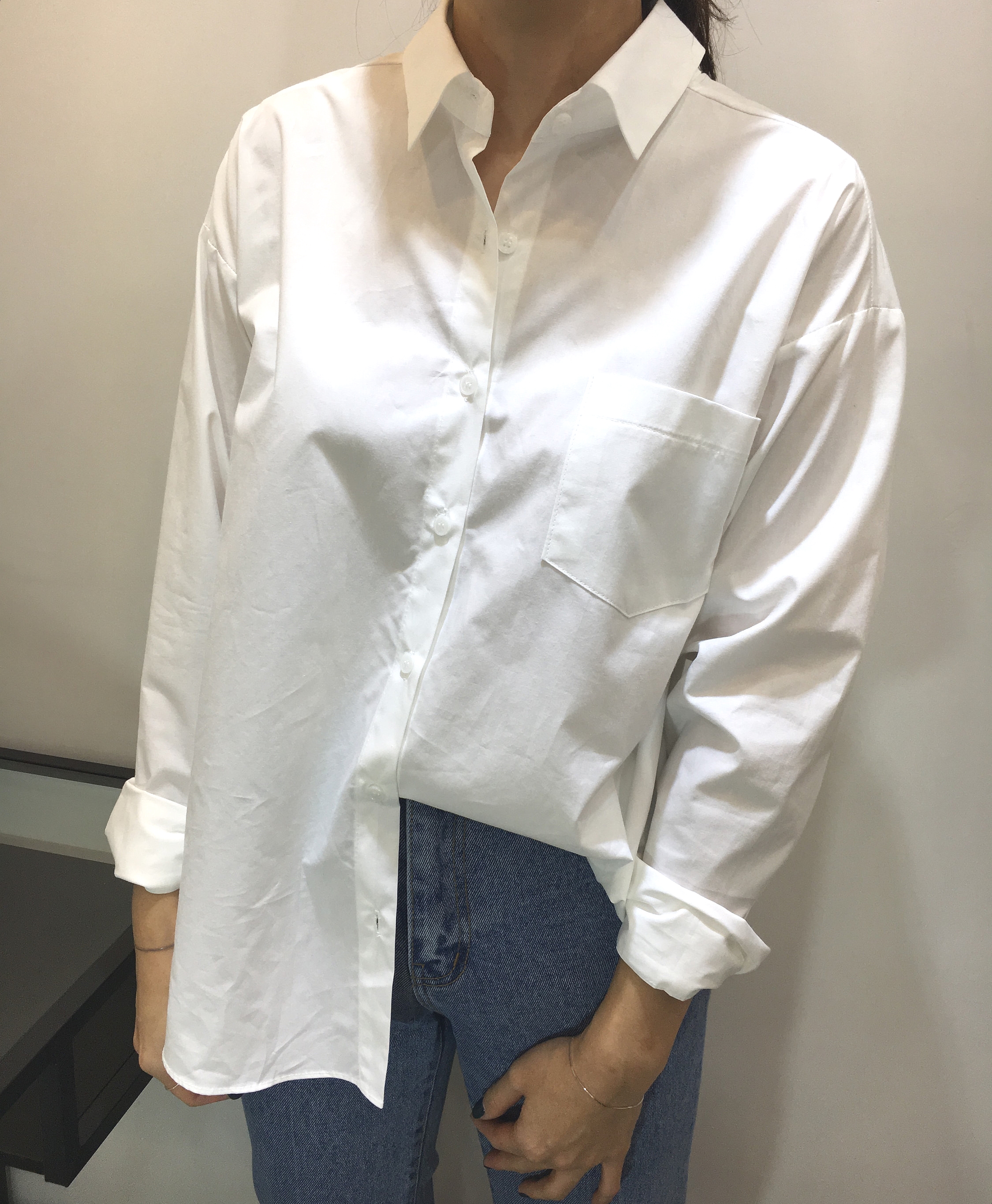Loose-fitting shirt white, blue Southern girl over