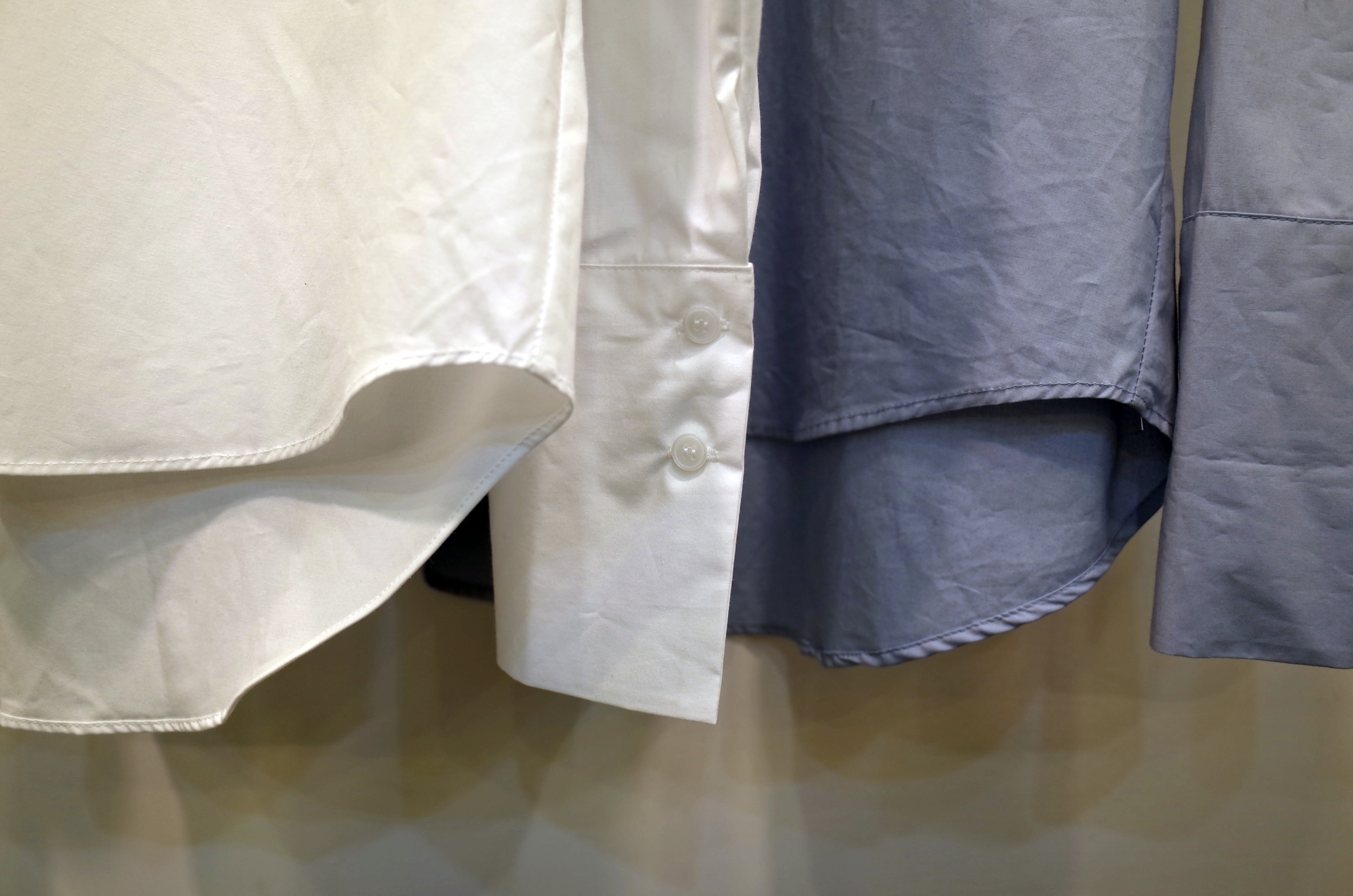 Loose-fitting shirt white, blue Southern girl over