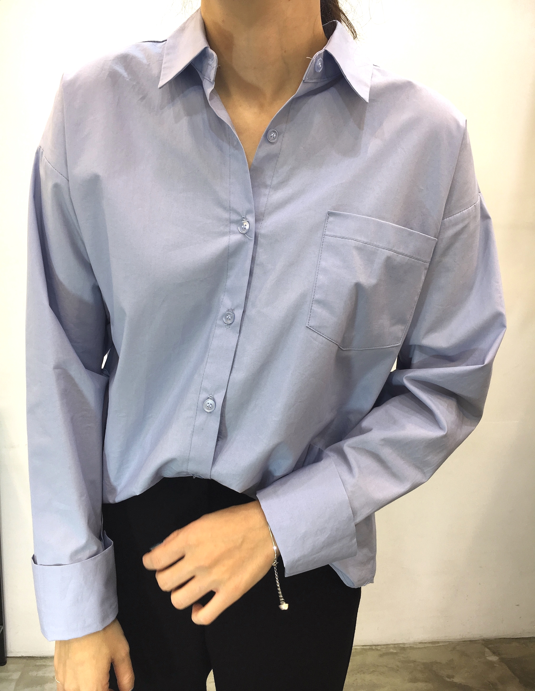 Loose-fitting shirt white, blue Southern girl over