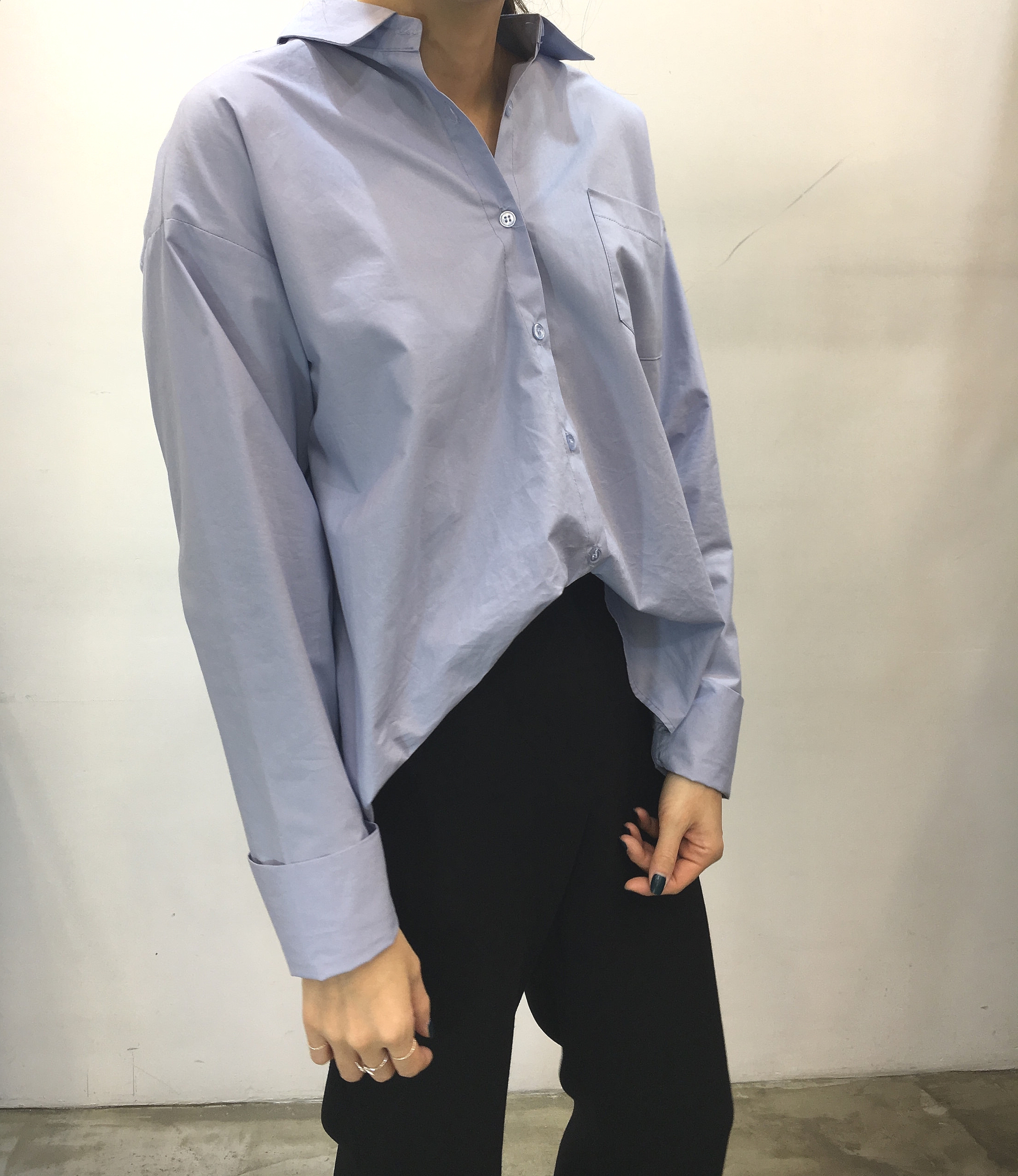 Loose-fitting shirt white, blue Southern girl over