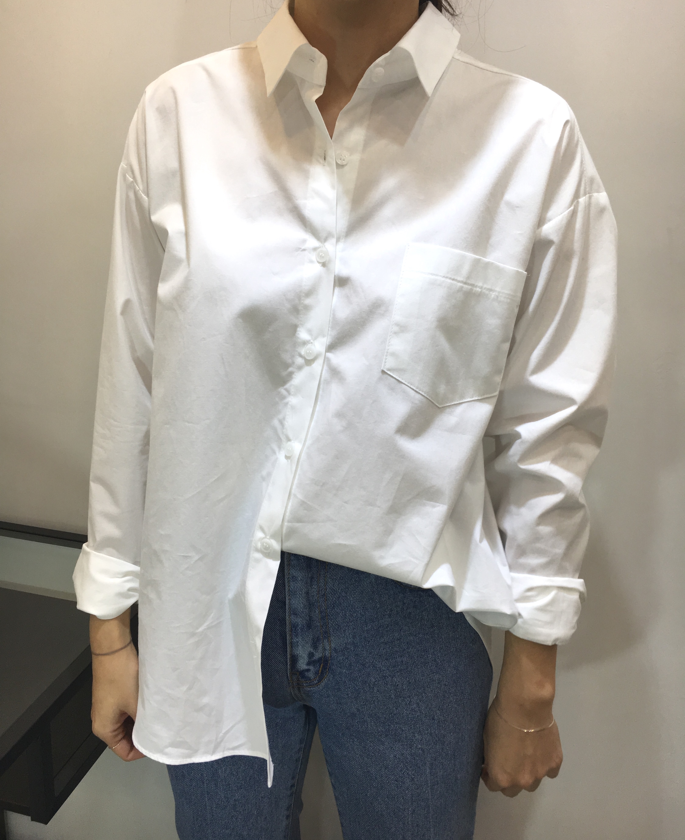 Loose-fitting shirt white, blue Southern girl over