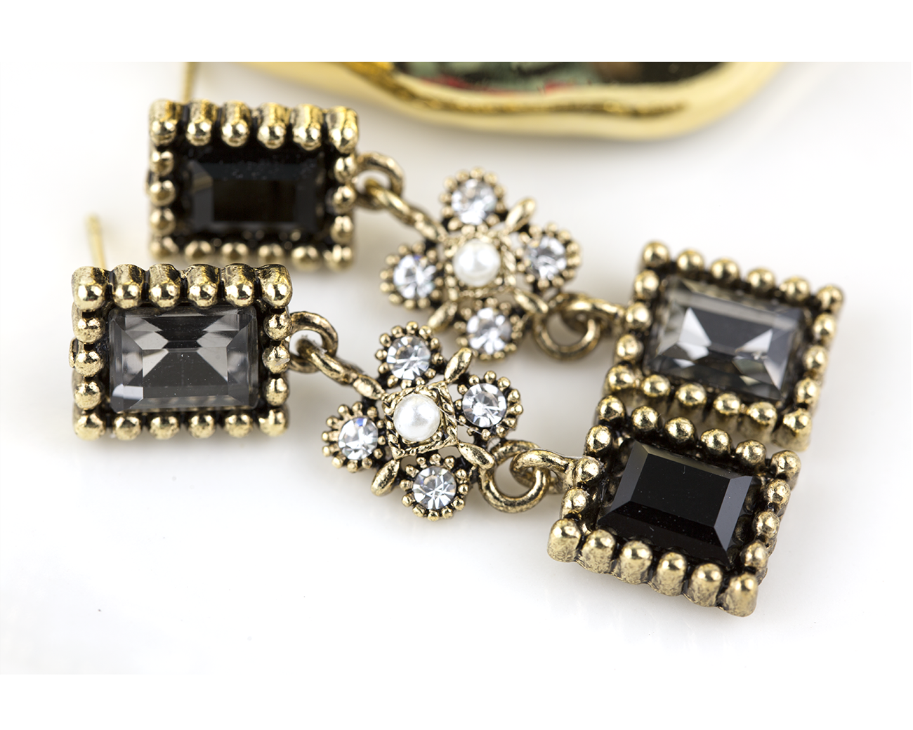 Estee Girl Earrings Pink Lucky Box Antique Feminin