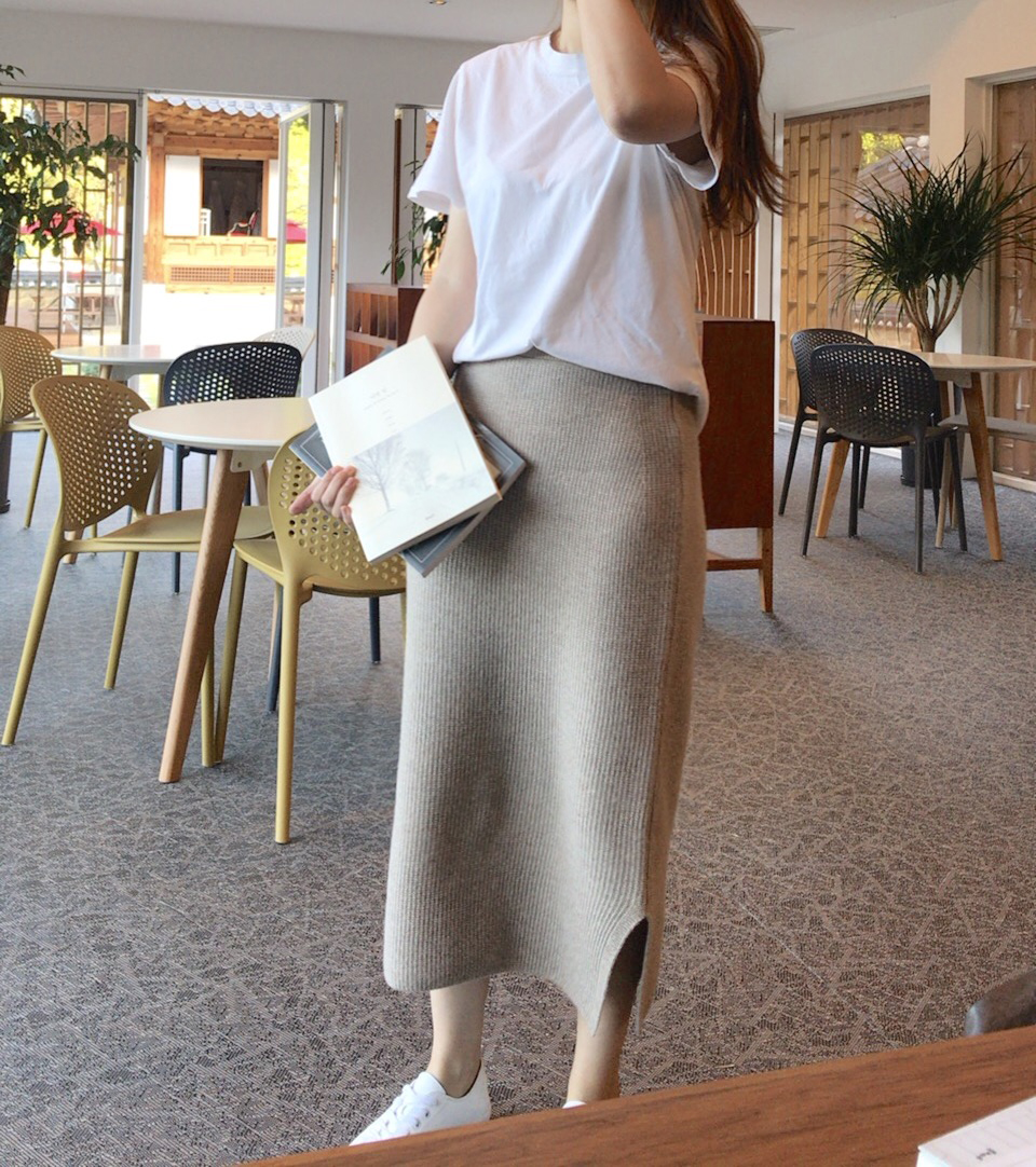 Long knit long skirt with hoggement Cashmere beige