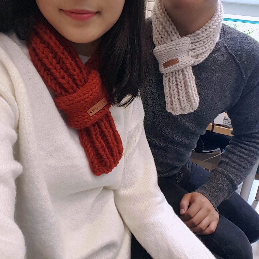 Easy to fit into the loop Easy-to-wear handkerchie