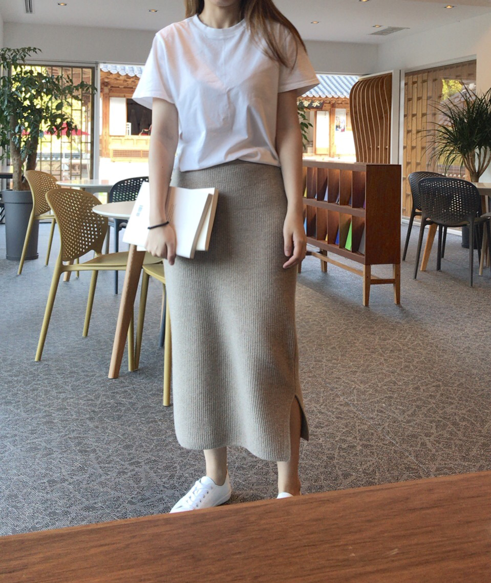 Long knit long skirt with hoggement Cashmere beige