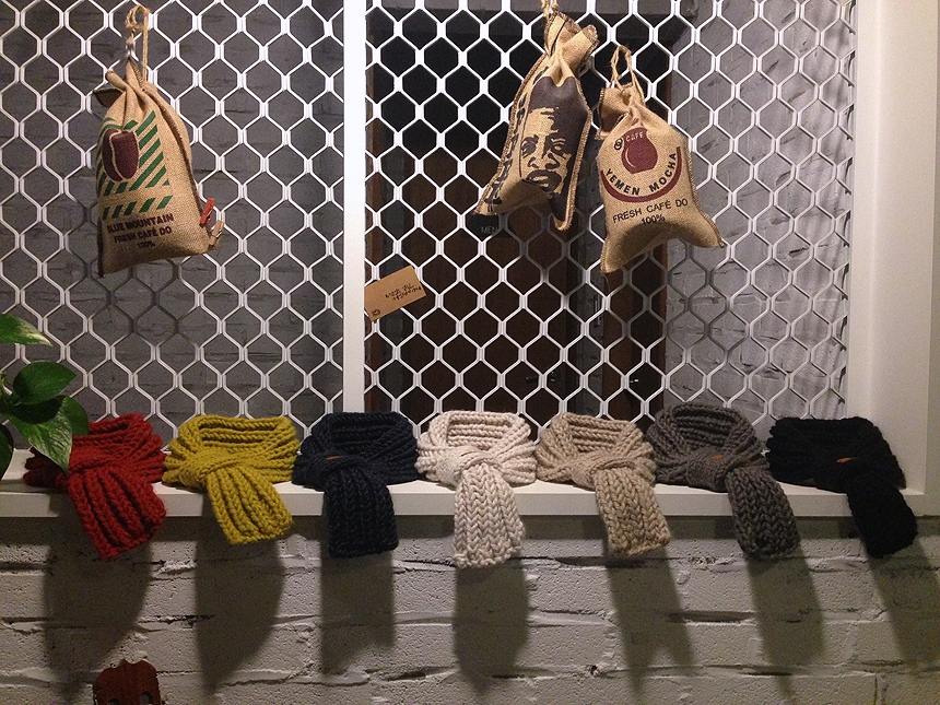 Easy to fit into the loop Easy-to-wear handkerchie