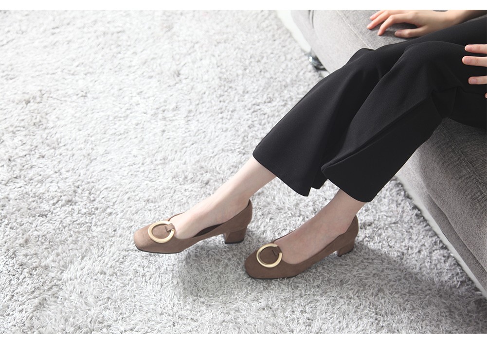 Metal Decorative Suede Pumps 4.5cm Middle Heel Rin
