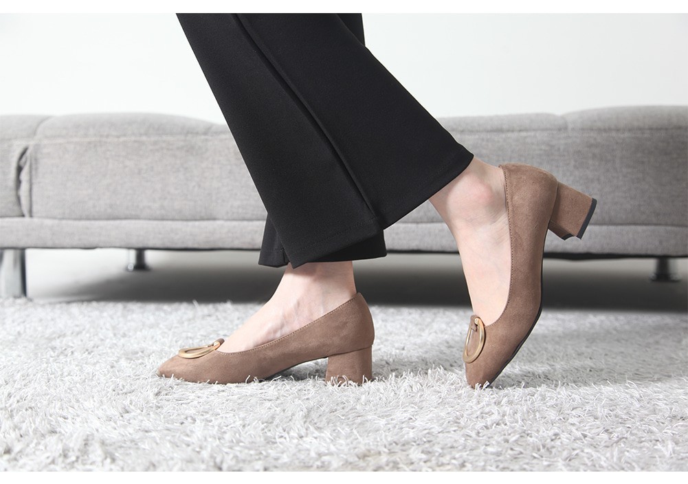 Metal Decorative Suede Pumps 4.5cm Middle Heel Rin