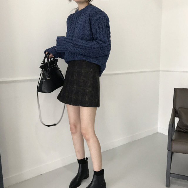 a line check mini skirt this winter twenties woman