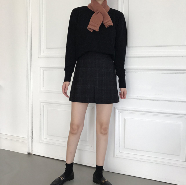 a line check mini skirt this winter twenties woman
