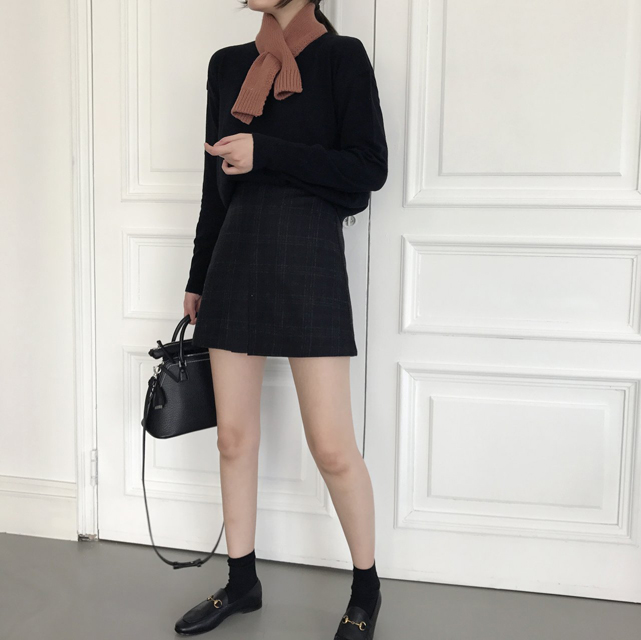 a line check mini skirt this winter twenties woman