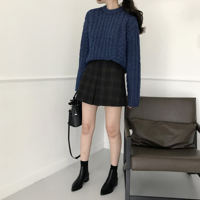 a line check mini skirt this winter twenties woman