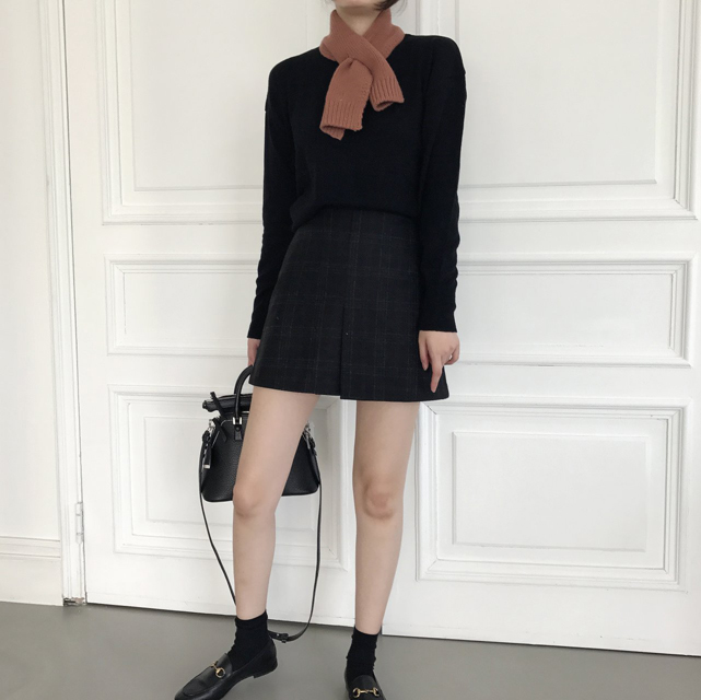 a line check mini skirt this winter twenties woman